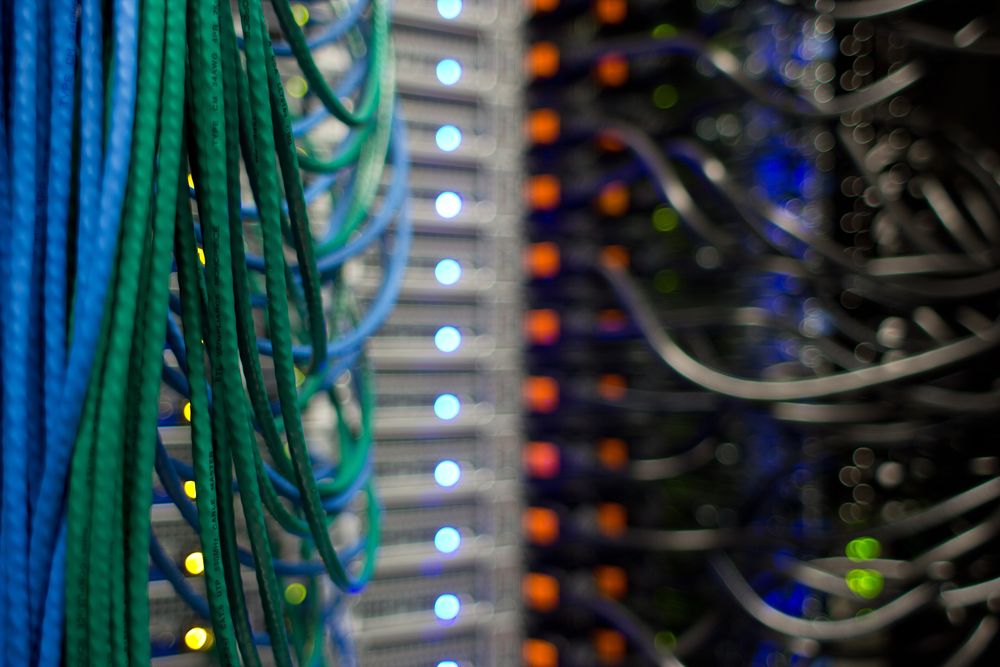 Cableado estructurado ordenado conectado a servidores en rack