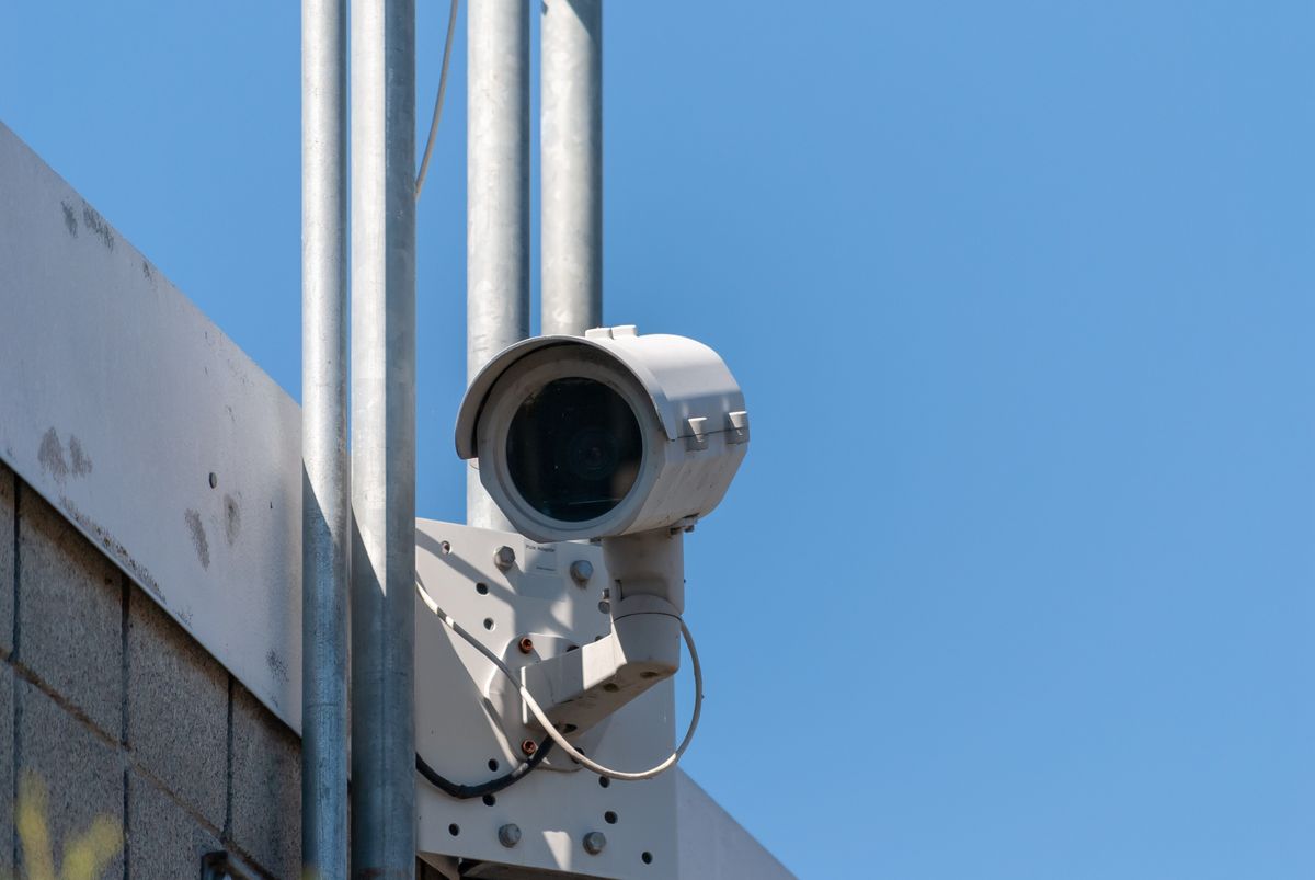 Cámara de seguridad IP instalada en el exterior de un edificio