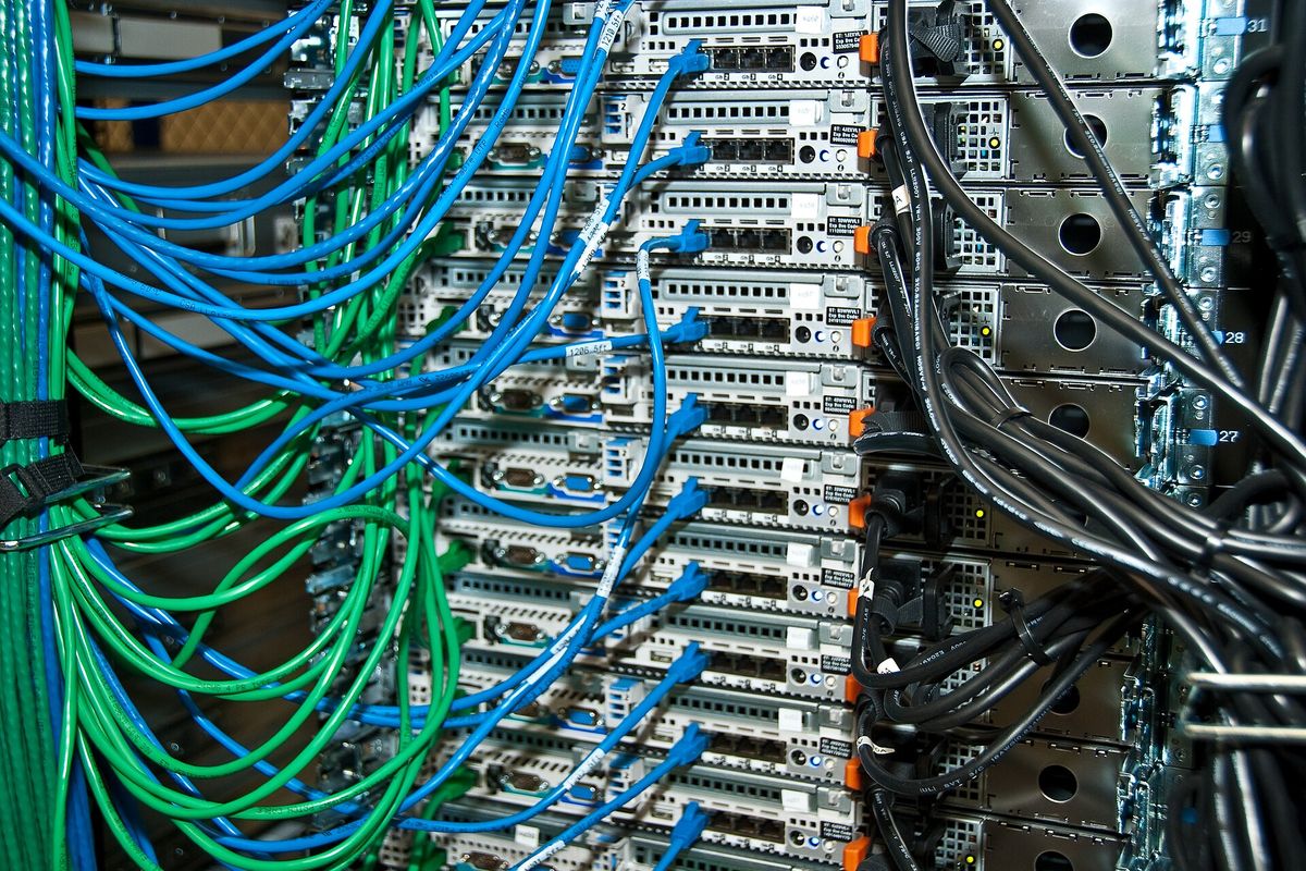 Patch panel con cableado estructurado conectado y rotulado