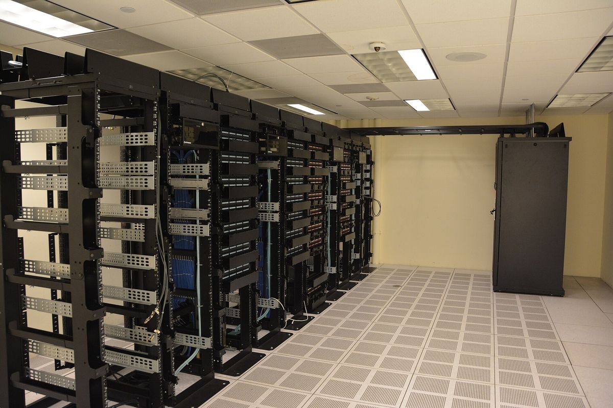 Pasillo de racks de servidores en operación