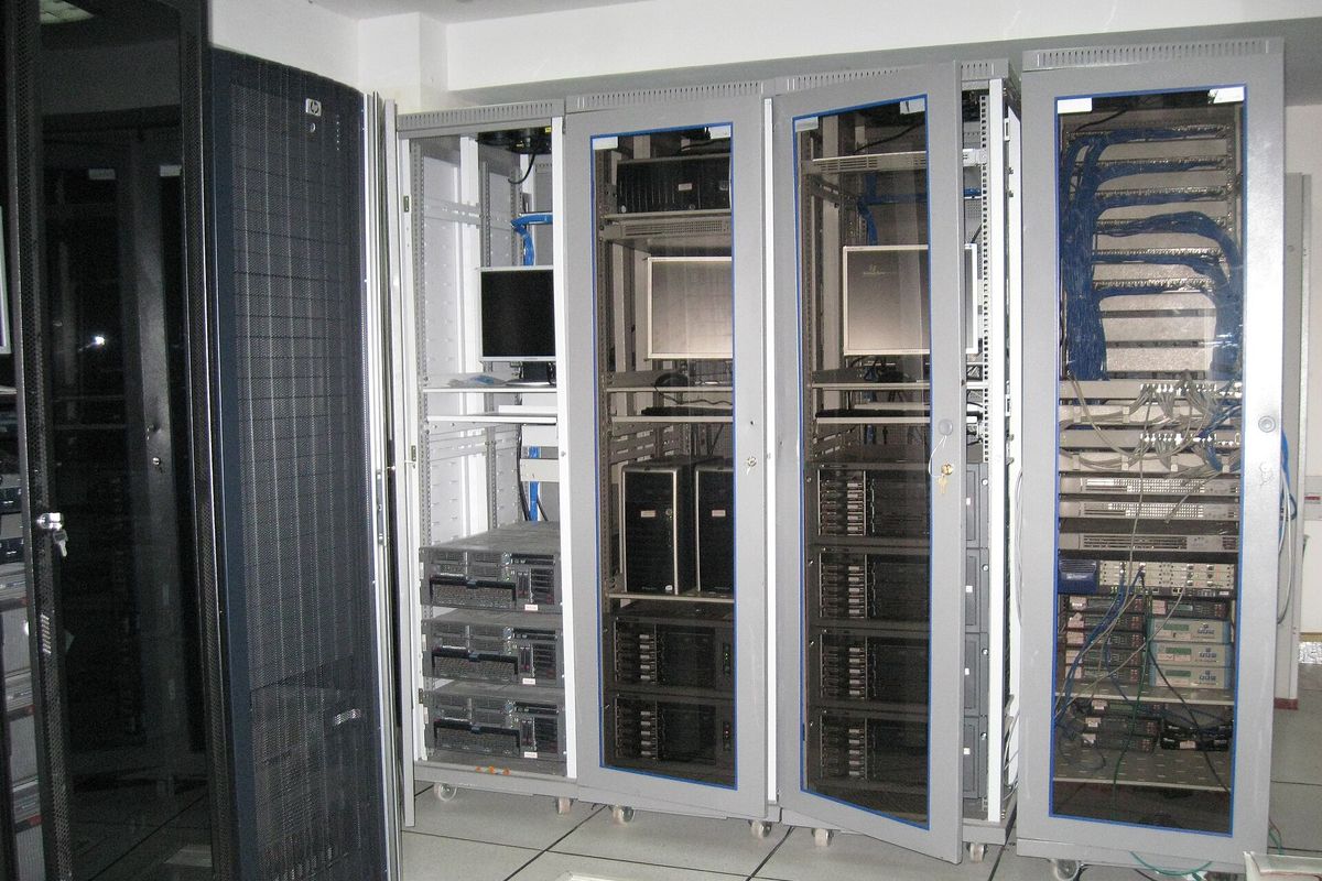 Sala de servidores y equipamiento de red bajo mantención